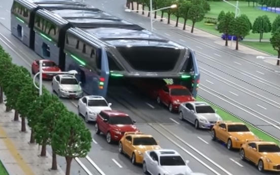 Tuy nhiên, TEB-1 được cho là chưa phù hợp với tình trạng giao thông thực tế, bởi chiếc xe bus chỉ chạy trên một đoạn đường ray đặc biệt dài 300 m. Hơn nữa, để lên xuống xe bus, thay vì di chuyển bằng thang máy như dự kiến ban đầu thì hành khách lại phải dùng đến một chiếc bục cao. (Ảnh: China News)