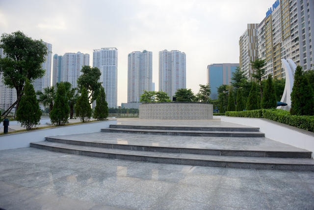 Dự án công viên hồ điều hoà Nhân Chính nằm trên địa bàn hai quận Cầu Giấy và Thanh Xuân, do UBND quận Thanh Xuân làm chủ đầu tư, có tổng vốn hơn 298,7 tỷ đồng từ ngân sách nhà nước.