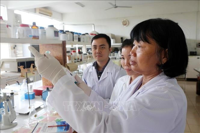 GS.TS Nguyễn Thị Lang, nguyên Trưởng Bộ môn Di truyền và Chọn giống của Viện Lúa đồng bằng sông Cửu Long là một trong 7 người phụ nữ được vinh danh trong Giải thưởng Phụ nữ Việt Nam năm 2011; Giải thưởng Phụ nữ sáng tạo năm 2014. ảnh 10