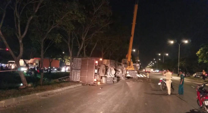 Lực lượng chức năng xử lý vụ việc (Ảnh: Nguyễn Hảo)