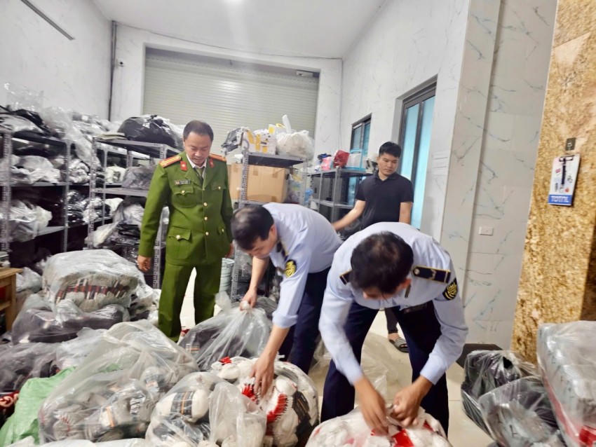 Lực lượng chức năng liên ngành TP Hà Nội kiểm tra một cơ sở kinh doanh có dấu hiệu vi phạm trên địa bàn. (Ảnh: Chi Cục QLTT Hà Nội).