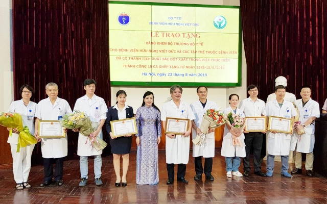 Bộ trưởng Y tế khen thưởng êkip ghép tạng 15 ca/tuần