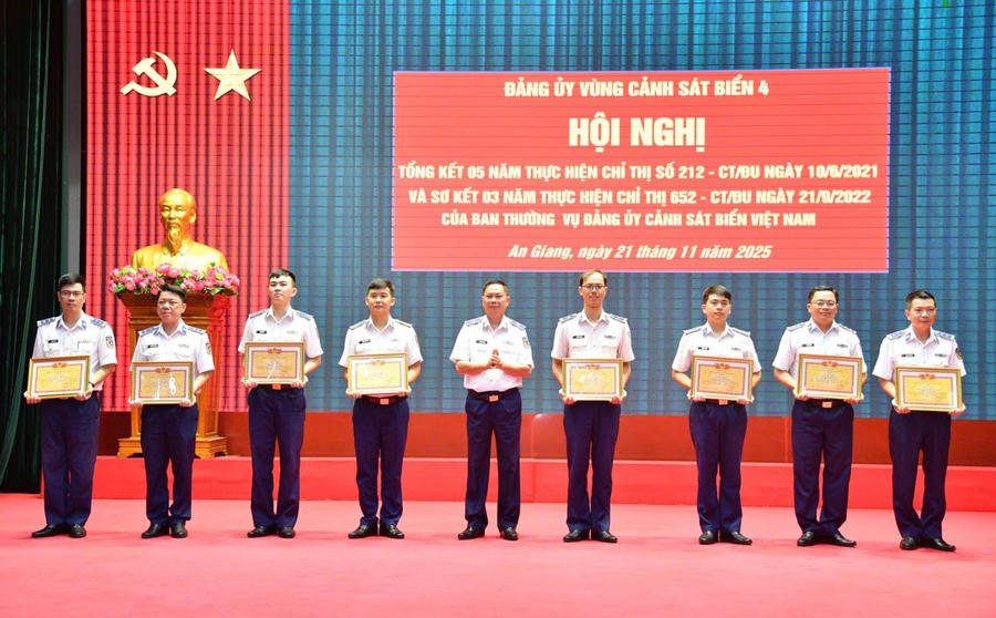 Đại tá Nguyễn Thái Dương - Ủy viên Ban Thường vụ Đảng ủy, Phó Chính ủy Bộ Tư lệnh Vùng Cảnh sát biển 4 trao thưởng cho các tập thể, cá nhân có thành tích tốt trong thực hiện Chỉ thị 652.