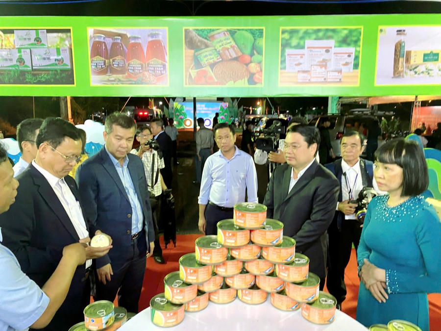 Đại biểu tham quan các gian hàng tại Hội chợ Thương mại OCOP Biên giới Việt Nam – Campuchia tại An Giang.