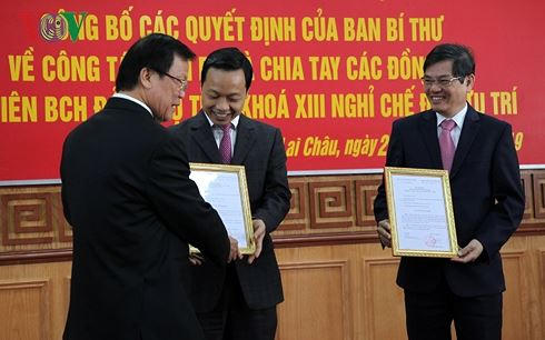 Ông Hà Ban, Phó trưởng Ban Tổ chức Trung ương trao quyết định về công tác cán bộ cho ông Đỗ Ngọc An, Phó Bí thư Tỉnh ủy, Chủ tịch UBND tỉnh Lai Châu và ông Trần Tiến Dũng, Phó Bí thư Tỉnh ủy Lai Châu.