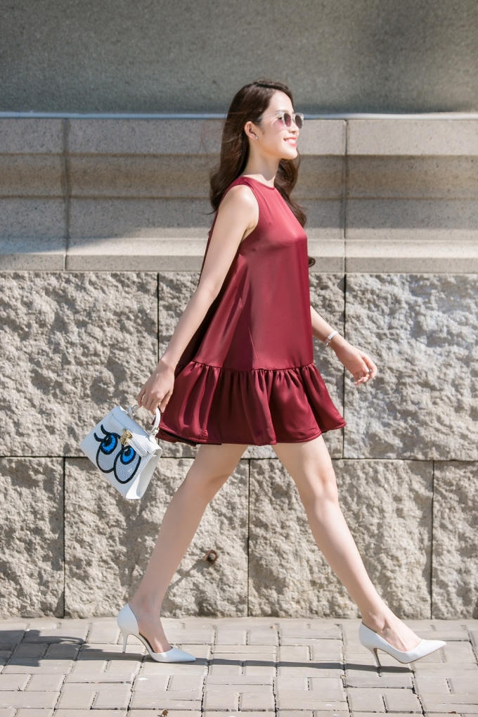 Hoa khôi Nam Em sải bước thênh thang xuống phố.