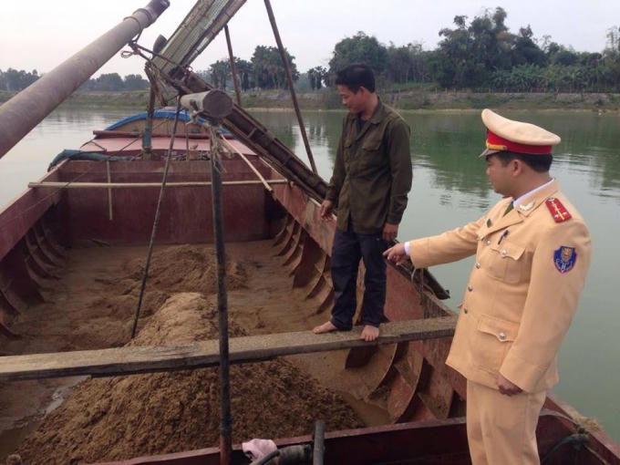 Bắt quả tang một số sà lan đang "ăn cát".
