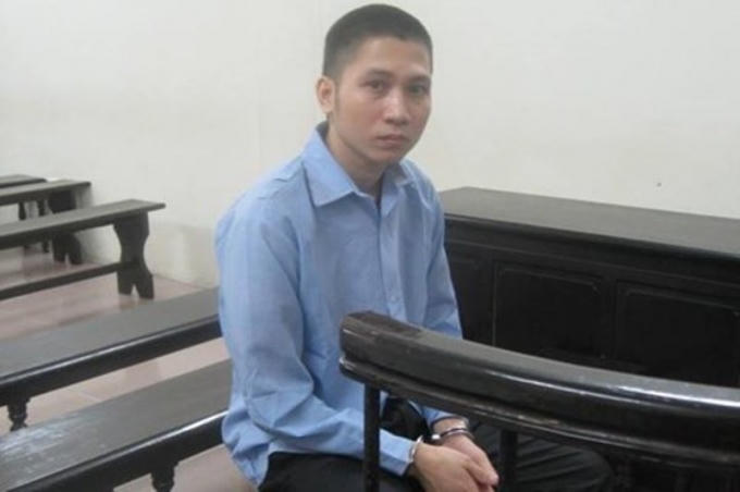 Hưng trước vành móng ngựa trong phiên xét xử.