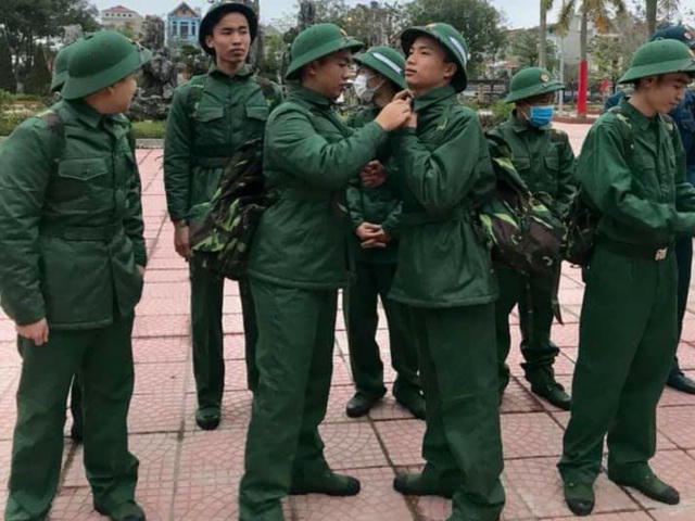 Các tân binh chỉnh quân tư trang giúp nhau