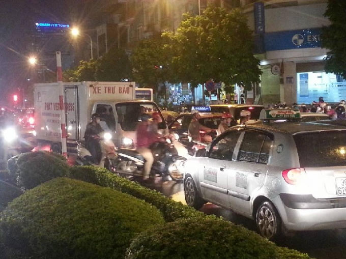 Các phương tiện xe máy chen chúc cắt ngang dòng phương tiến lưu thông đúng chiều khiến cho tình trạng ách tắc càng trở nên nghiêm trọng.