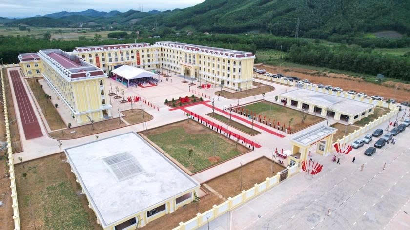 Trường Trung học cơ sở và Trung học phổ thông Quảng La, công trình với tổng diện tích xây dựng trường theo quy hoạch là 4,17 ha, có tổng kinh phí gần 200 tỉ đồng.