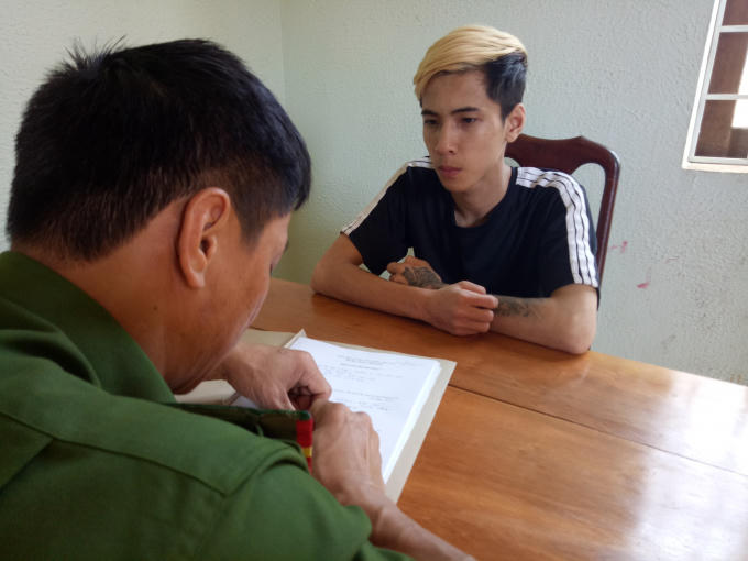 Đối tượng Huỳnh Minh Hiếu tại cơ quan CSĐT công an huyện Ea Hleo.