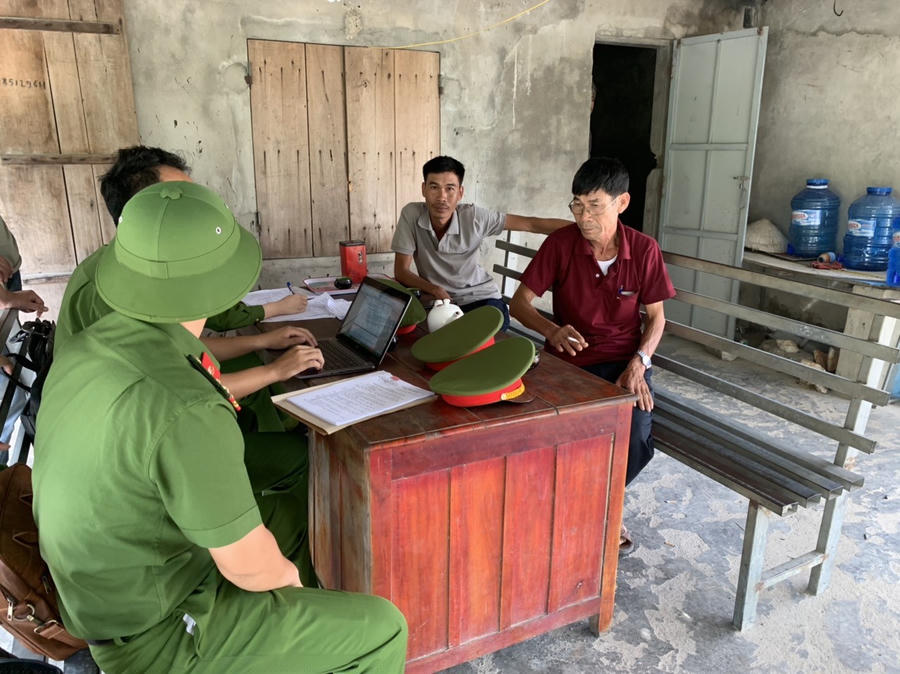 Lực lượng chức năng làm việc với đại diện Công ty TNHH khai thác vật liệu và xây dựng Hồng Lĩnh.
