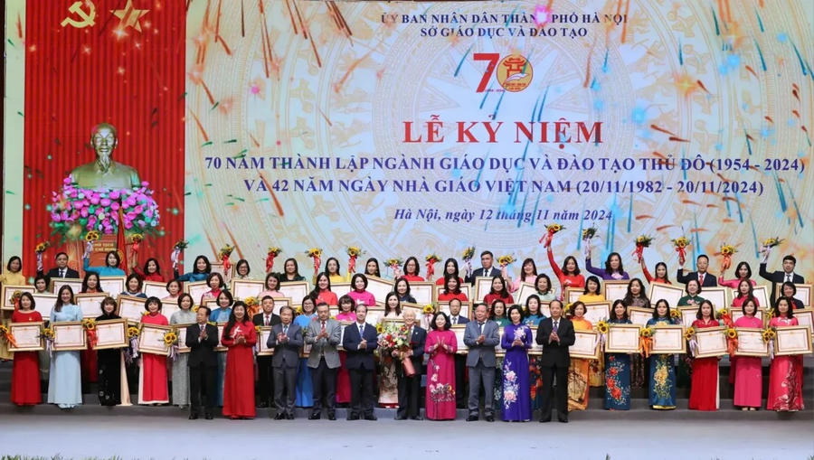 Các nhà giáo Hà Nội được phong tặng danh hiệu "Nhà giáo Nhân dân", "Nhà giáo ưu tú" lần thứ 16.