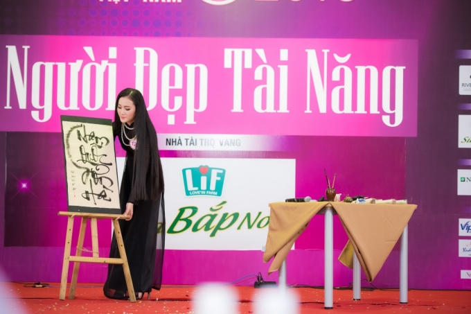Hoàng Thị Quỳnh Loan (SBD 128) khoe tài viết thư pháp trên nền nhạc hào hùng của ca khúc “Dòng máu Lạc Hồng”.mặc áo dài đen khoe nhan sắc đậm chất cố đô cuốn hút khi viết chữ "Nam Quốc Sơn Hà" - tên bài thơ của Lý Thường Kiệt và thuyết trình khá dài về ý nghĩa của nó.