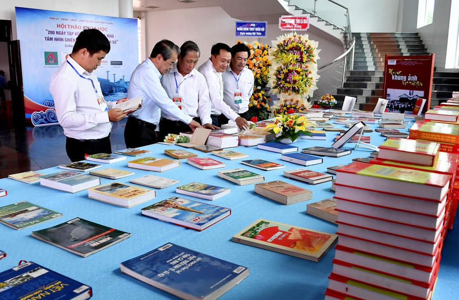 Đại biểu tham quan khu trưng bày sách về sự kiện Tập kết ra Bắc.