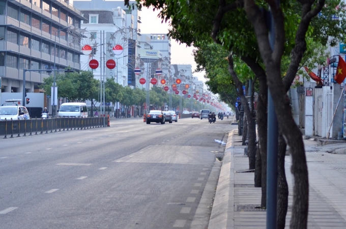 Đường Nam Kỳ Khởi Nghĩa ngày thường tấp nập là thế, sáng mùng 1 Tết chỉ lác đác vài chiếc xe.
