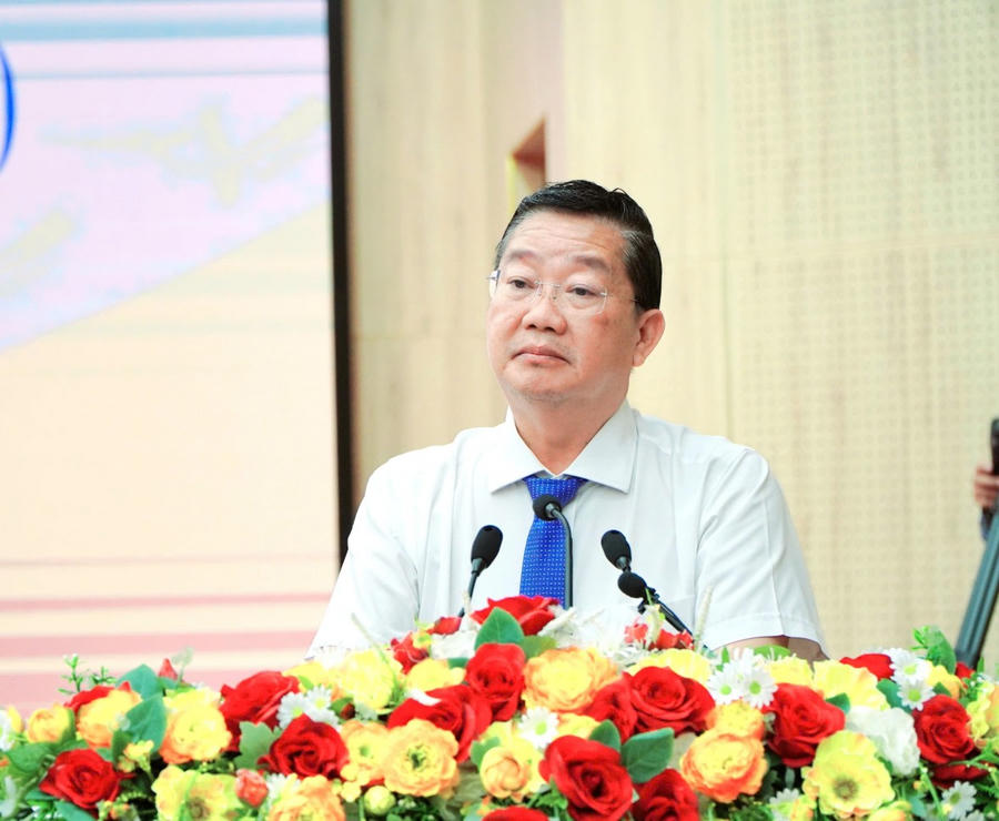 Giám đốc Sở Giáo dục và Đào tạo tỉnh Kiên Giang Trần Quang Bảo trả lời chất vấn.