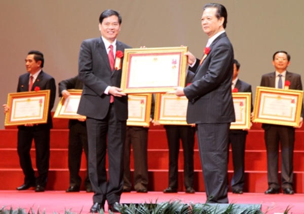 Thủ tướng Nguyễn Tấn Dũng tặng Huân chương Lao động hạng Nhất cho các tỉnh đạt nhiều thành tích trong xây dựng nông thôn mới.