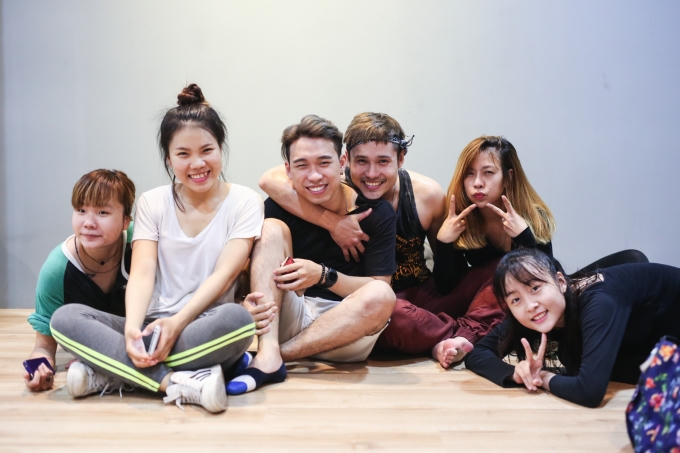 Minh Trí - Quang Đạt hào hứng trong hậu trường.