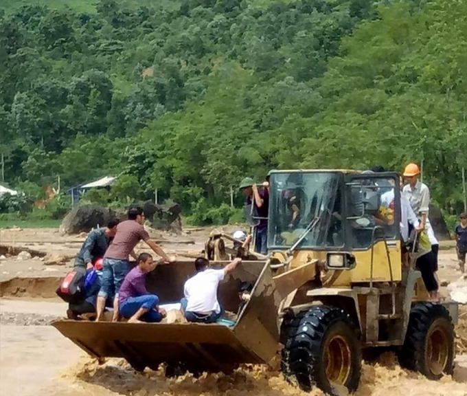 Lực lượng chức năng của Yên Bái phải dùng máy xúc để đưa thi thể ông Tài về nhà an táng theo phong tục địa phương.