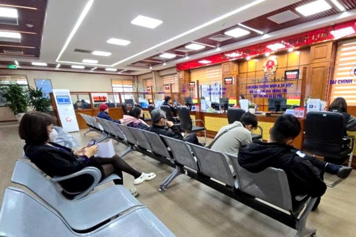 Người dân đến đăng ký thủ tục tại bộ phận một cửa quận Hai Bà Trưng, Hà Nội.