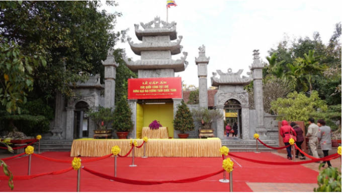 Mặt trước Đền thờ Quốc Công Tiết chế Hưng Đạo Vương Trần Quốc đã được trang trí  sẵn sàng cho đại lễ.