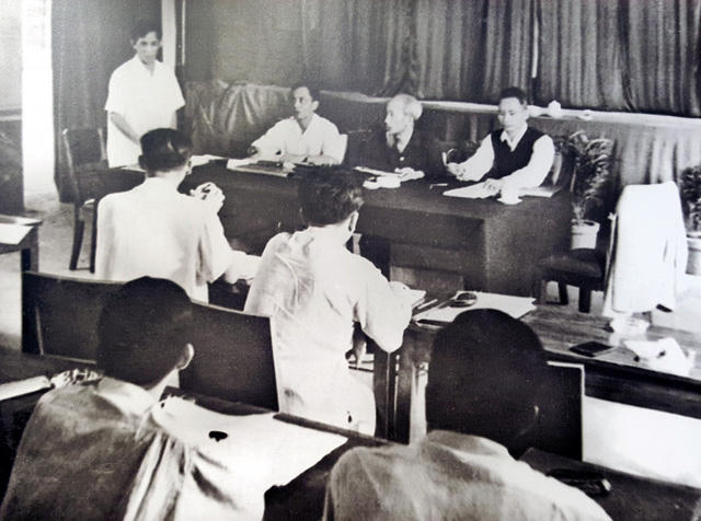 Năm 1960, đồng chí Lê Duẩn được phân công giúp Chủ tịch Hồ Chí Minh chủ trì chuẩn bị Báo cáo Chính trị trình Đại hội toàn quốc lần thứ III của Đảng, đề ra 2 chiến lược cách mạng: Tiến hành cách mạng xã hội chủ nghĩa ở miền Bắc, hoàn thành cách mạng dân tộc dân chủ ở miền Nam, kết hợp cách mạng hai miền nhằm mục tiêu chung là hoàn thành giải phóng dân tộc, thực hiện thống nhất nước nhà, đưa cả nước tiến lên chủ nghĩa xã hội. Tại Đại hội, đồng chí được bầu làm Bí thư thứ Nhất Ban Chấp hành Trung ương Đảng Lao động Việt Nam.