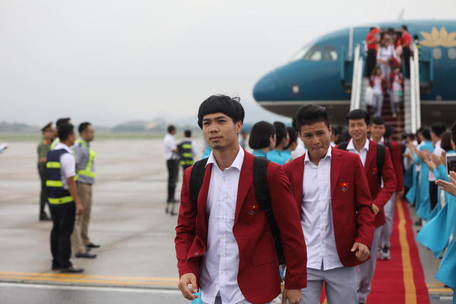 H&igrave;nh ảnh c&aacute;c tuyển thủ Olympic Việt Nam về đến H&agrave; Nội