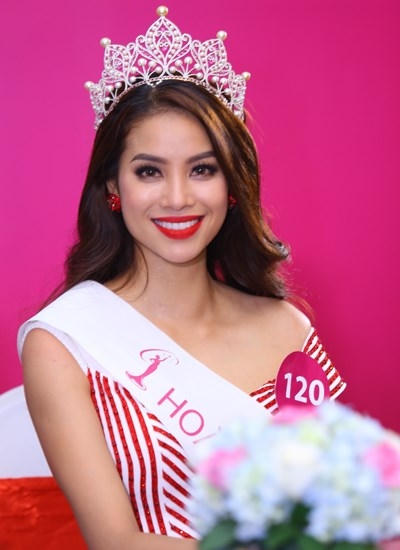 Hoa hậu Phạm Hương rạng ngời buổi đăng quang HHHV VN 2015
