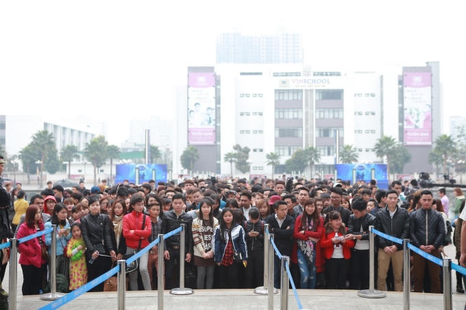 Hàng trăm thí sinh xếp hàng tham gia vòng loại.