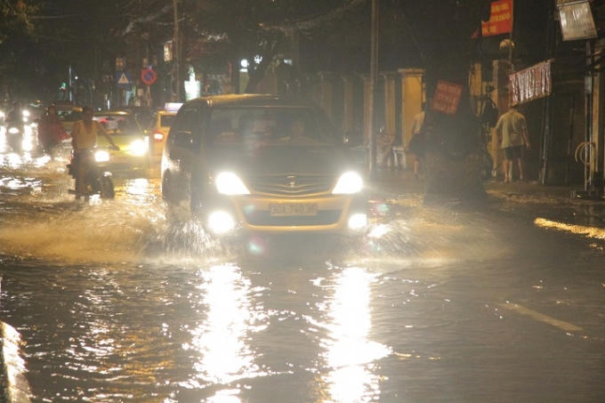 Một đoạn đường bị ngập trên phố Đội Cấn cắt ngang đường Bưởi.