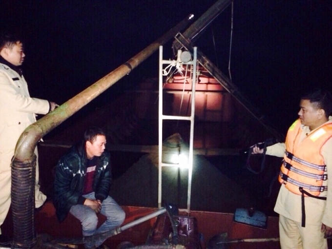 Phà hút cát của Trần Văn Cường (SN1984, trú xã Trường Sơn, huyện Đức Thọ, Hà Tĩnh) hoạt động vào ban đêm cũng bị cơ quan chức năng xử lý theo quy định.