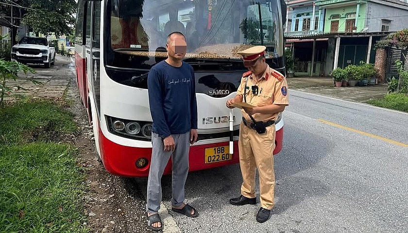 CSGT Tuyên Quang xác minh tài xế xe khách chạy ngược chiều tốc độ cao. (Ảnh: Công an Tuyên Quang).