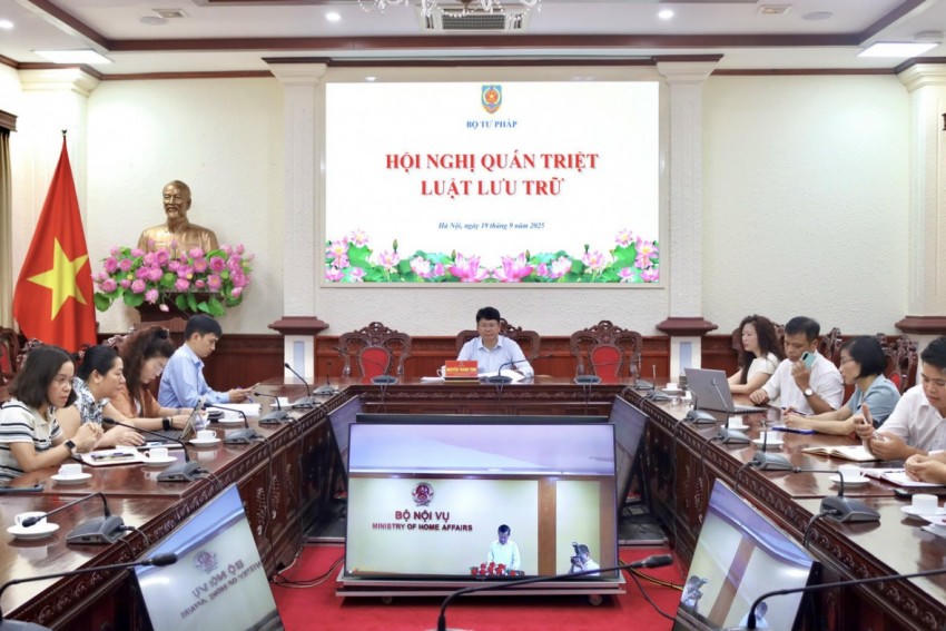 Thứ Trưởng Bộ Tư pháp Nguyễn Thanh Tịnh cùng các đại biểu tham dự Hội nghị tại điểm cầu Bộ Tư pháp.