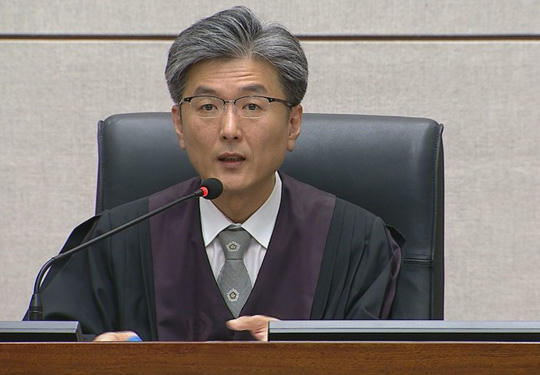 Thẩm phán Kim Se-yun đọc phán quyết. Ảnh: Yonhap