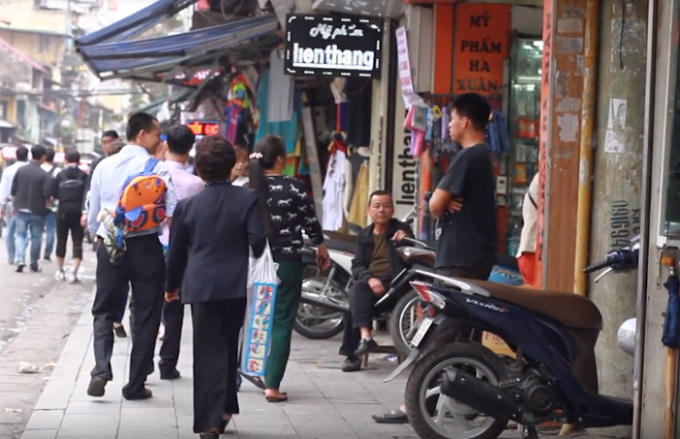 Người dân đã có thể dạo bộ vỉa hè Thủ đô.