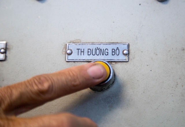 Khi nhận được thông báo từ trạm trước, anh Tuấn liền nhấn chuông cảnh báo để người dân dừng lại khi có tàu sắp tới. 