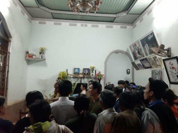 Rất đông người thân, hàng xóm sang chia buồn cùng 2 gia đình.