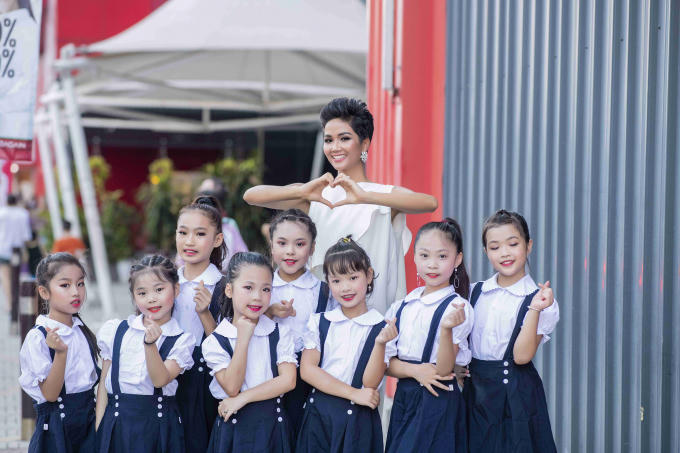 Hoa hậu H'hen Niê khoe vóc dáng ngày càng quyến rũ sau khi tăng cân