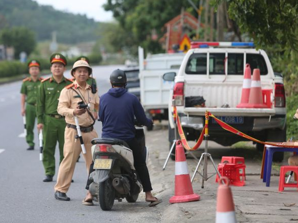 CSGT Thanh Hóa chốt chặn khép kín ngày đêm, kiên quyết xử lý "ma men" lái xe. (Ảnh: Cục CSGT)