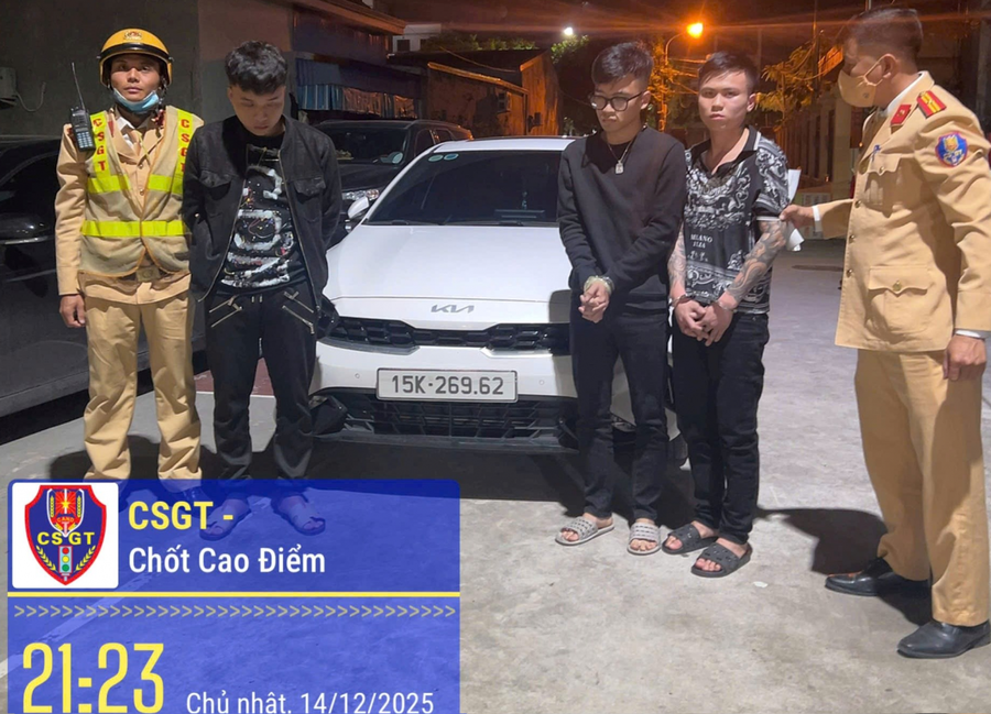 Các đối tượng cùng phương tiện tại thời điểm bắt giữ. Ảnh: Công an Hải Phòng.