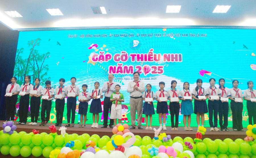 Ông Nguyễn Hồ Hải - Bí thư Tỉnh ủy (bên trái) và ông Phạm Thành Ngại - Phó Bí thư Tỉnh ủy, Chủ tịch UBND tỉnh, trao 20 suất học bổng cho các em có thành tích tiêu biểu trong học tập hoặc vượt qua hoàn cảnh khó khăn để tiếp tục đến trường.