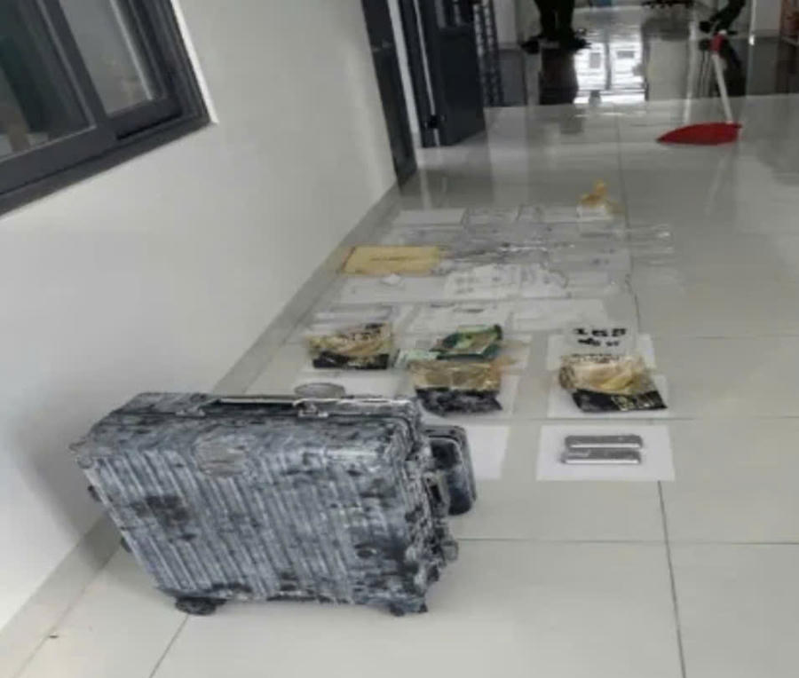 Chiếc vali đen chứa ma túy bị vứt sau sân nhà nguyên bí thư Đảng ủy xã. Ảnh: Công an Lâm Đồng