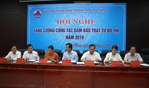 Lãnh đạo các quận, huyện cùng ký cam kết xoá 570 điểm đen về trật tự đô thị. Ảnh: danang.gov.vn.