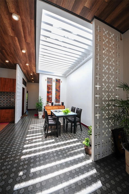 Một phần mái ở khu vực này cũng được thiết kế bằng tường kính để giải quyết nhược điểm thiếu sáng của nhà ống.