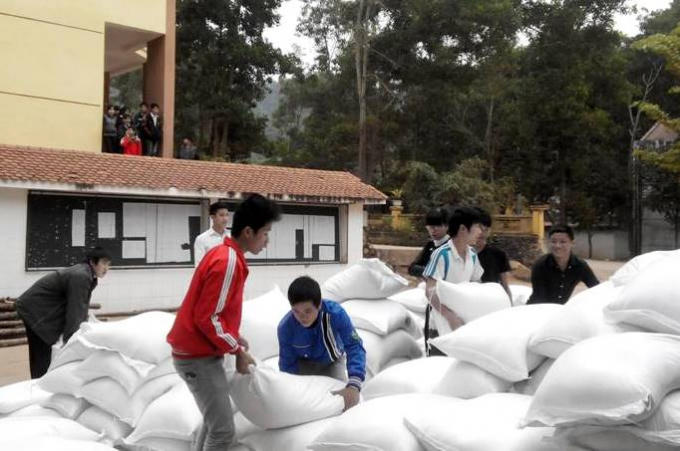 Học sinh trường THPT Chà Cang  nhận gạo hỗ trợ theo Quyết định 36/QĐ-TTg của Thủ tướng Chính phủ (dienbien.edu.vn).