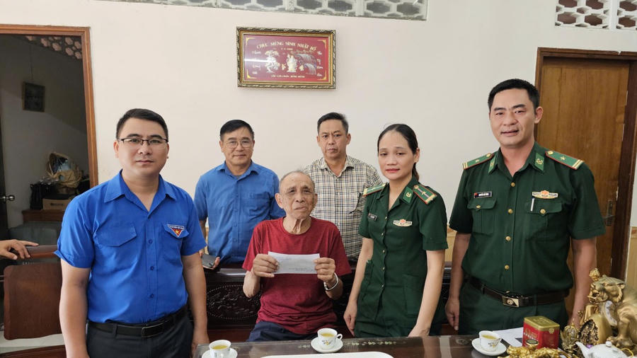 Đồn Biên phòng Bến Đá trao tặng quà tri ân cho ông Hoàng Tiến Ích, Thương binh 3/4 tại phường Vũng Tàu, TP Hồ Chí Minh