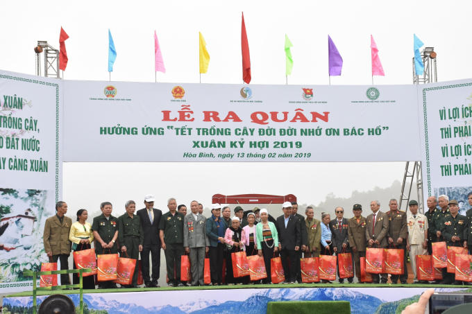 Chủ tịch Quốc hội Nguyễn Thị Kim Ngân, Tổng giám đốc TMV Toru Kinoshita trao quà cho các gia đình có hoàn cảnh khó khăn tại địa phương.