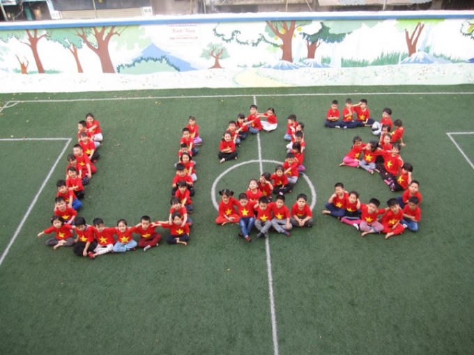 Trước vài giờ trận chung kết giải U23 châu Á, giữa U23 Việt Nam - U23 Uzbekistan một trường mầm non ở Hà Nội đã cho các em học sinh xếp thành hình U23 Việt Nam.